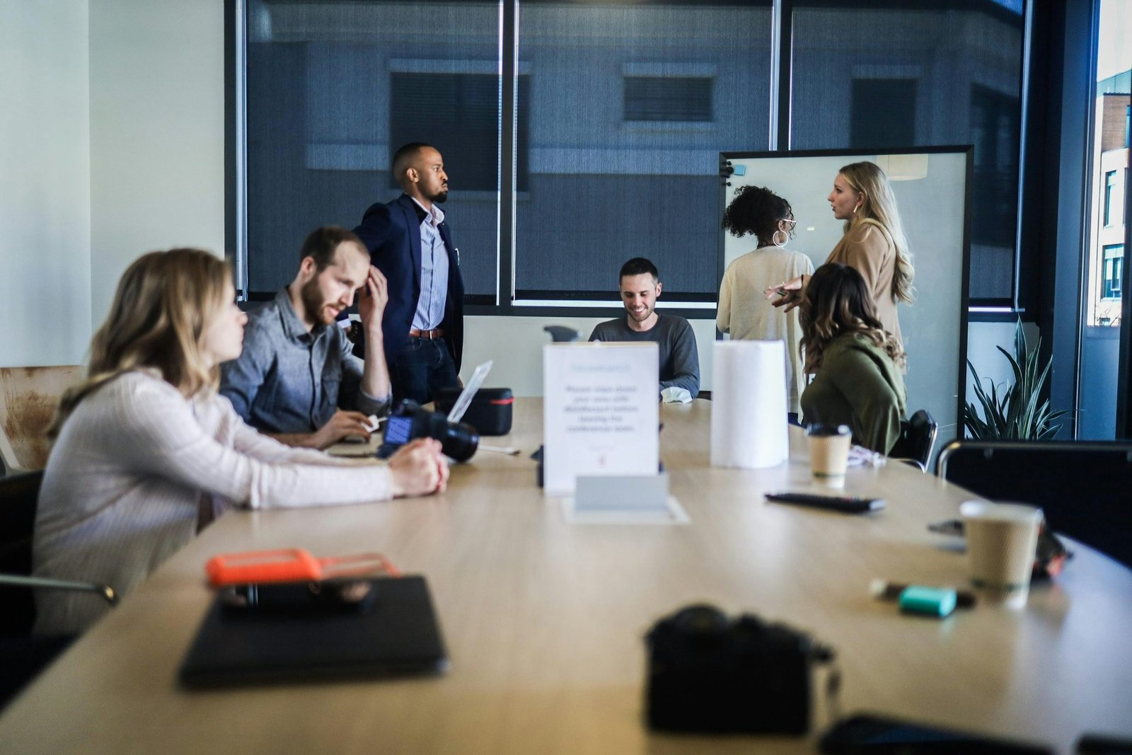 Profissionais reunidos numa conversa de trabalho.